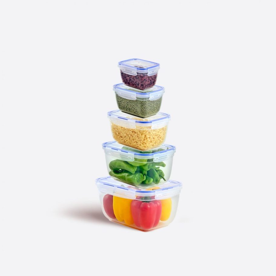 Cinq récipients empilés contenant des légumes frais et des snacks sains.