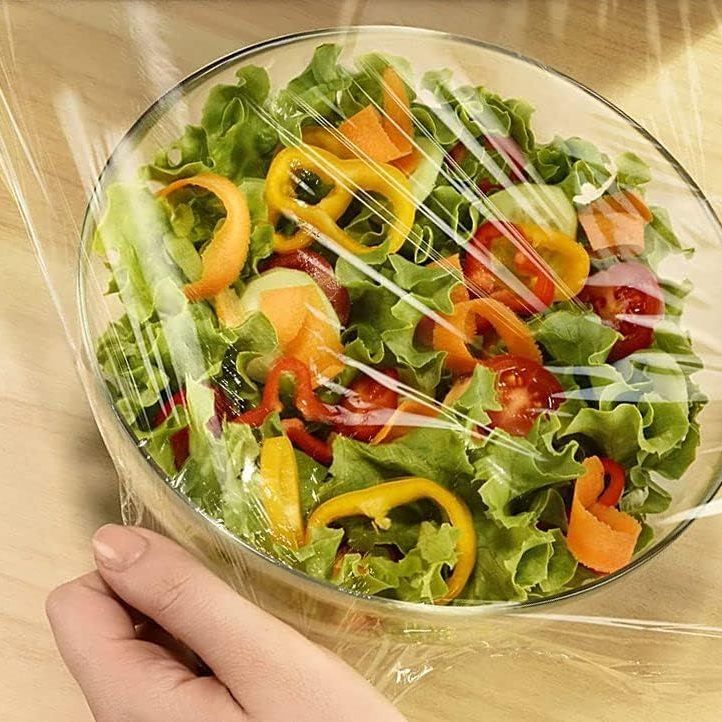 Égouttoir à vaisselle à deux niveaux avec panier, en métal et plastique blanc.