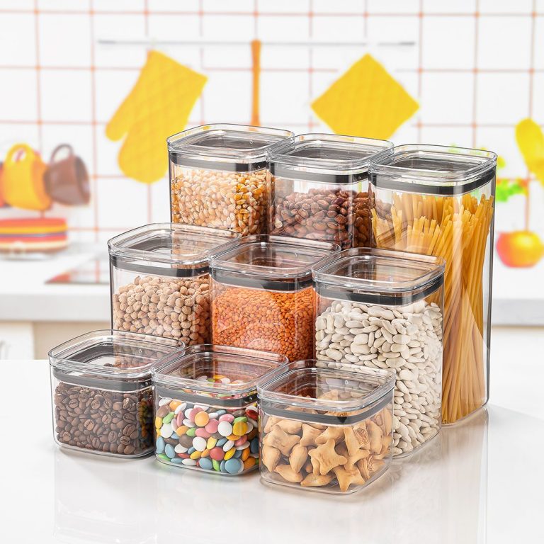 Cagettes transparent contenant divers ingrédients alimentaires en cuisine.