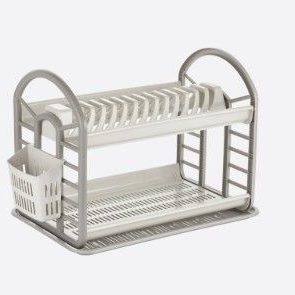 Égouttoir à vaisselle à deux niveaux avec panier, en métal et plastique blanc.