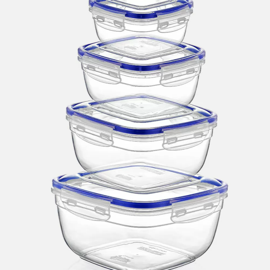 Assortiment de contenants transparents remplis de divers aliments frais et pâtes.